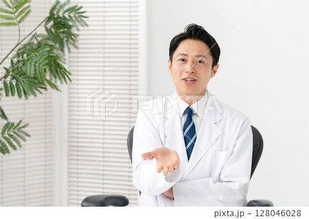 白衣の男性　医療 128046028