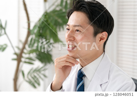 白衣の男性　医療 128046051