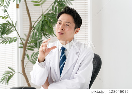 白衣の男性　医療 128046053