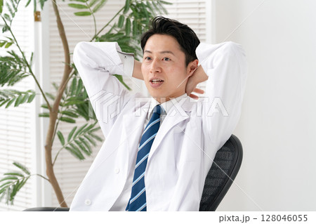 白衣の男性　医療　 128046055
