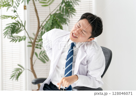 白衣の男性　医療　肩こり　腰痛 128046071