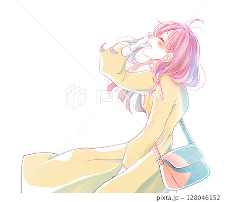 風に吹かれながら上を向いて笑う女性　おでかけ 128046152