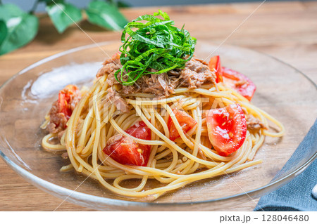 大葉とトマトの冷製ツナパスタ 128046480
