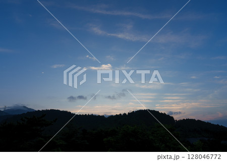 菜の花台の夜明け　神奈川県秦野 128046772