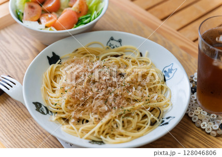 塩昆布と鰹節の和風パスタ 128046806