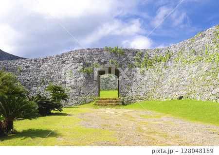 世界遺産・座喜味城のアーチ門 世界遺産・座喜味城のアーチ門 128048189