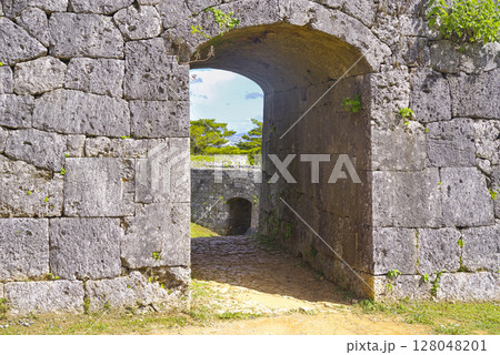 世界遺産・座喜味城のアーチ門 128048201