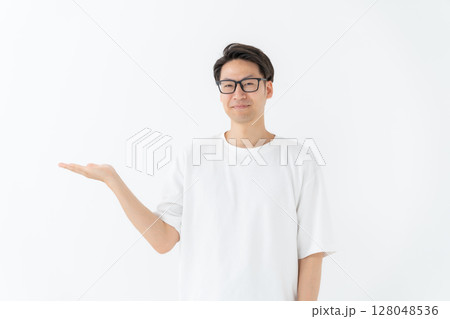 Tシャツの男性　手かざし 128048536