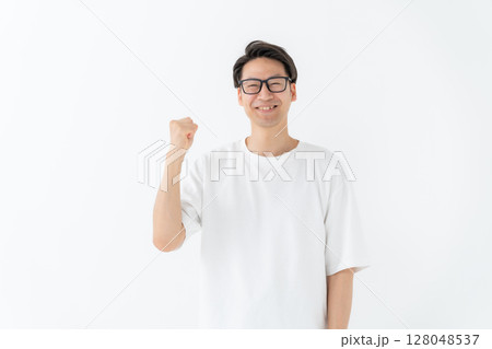 Tシャツの男性　ガッツポーズ 128048537