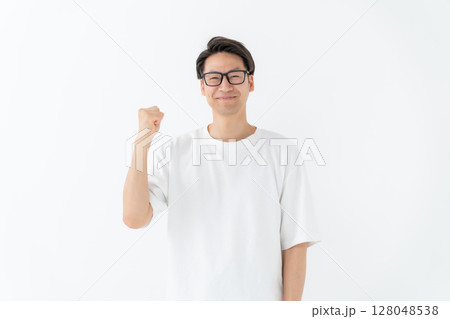Tシャツの男性 ガッツポーズ Tシャツの男性 ガッツポーズ 128048538