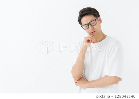Tシャツの男性 悩む Tシャツの男性 悩む 128048540