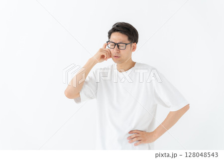 Tシャツの男性 悩む Tシャツの男性 悩む 128048543