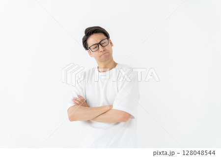 Tシャツの男性 悩む Tシャツの男性 悩む 128048544