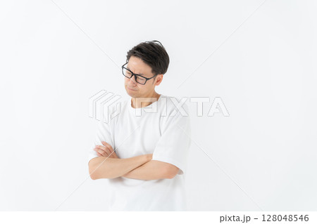 Tシャツの男性 悩む Tシャツの男性 悩む 128048546