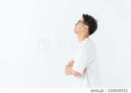 Tシャツの男性 悩む Tシャツの男性 悩む 128048552