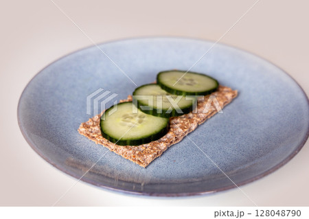 Crispbread with cucumbers on a plate 128048790