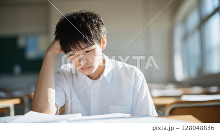 勉強で悩む中高生男子の真剣な表情と集中力 | ナチュラルな光 勉強で悩む中高生男子の真剣な表情と集中力 | ナチュラルな光 128048836