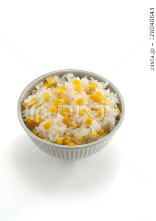 美味しそうなとうもろこしご飯 128048843