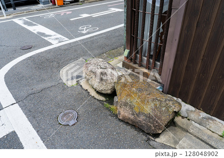 京都市内の狭い道路の角にあるいけず石 京都市内の狭い道路の角にあるいけず石 128048902