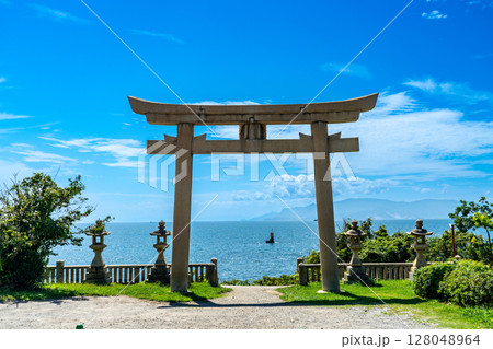 伊和都比売神社　海に向かって建つ鳥居と初秋の瀬戸内海8　兵庫県赤穂市 128048964