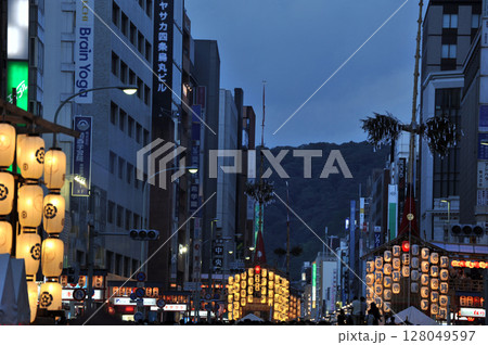 祇園祭、宵山の四条通り 函谷鉾と月鉾 祇園祭、宵山の四条通り 函谷鉾と月鉾 128049597