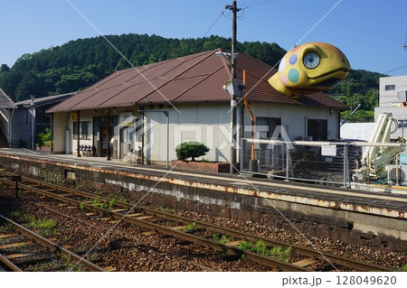 岡山県のローカル線 津山線の人気駅舎「亀甲駅」 岡山県のローカル線 津山線の人気駅舎「亀甲駅」 128049620