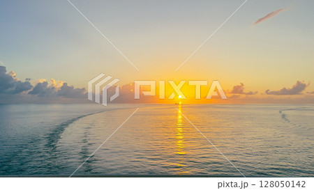 カリブ海の夕焼け カリブ海の夕焼け 128050142