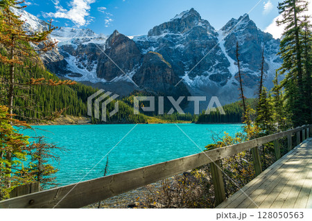 モレーン湖の壮大な風景、青い氷河湖と雪を頂いたテンピークス。カナダ、アルバータ州 128050563