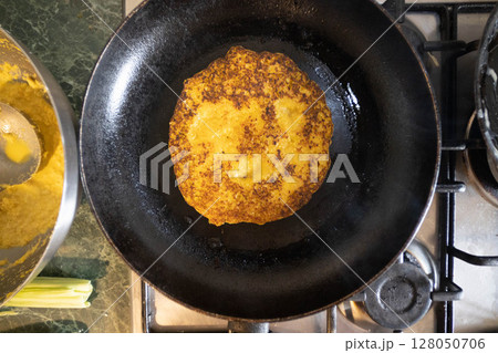 Artisanal preparation of corn cachapas, a typical Venezuelan dish. 128050706