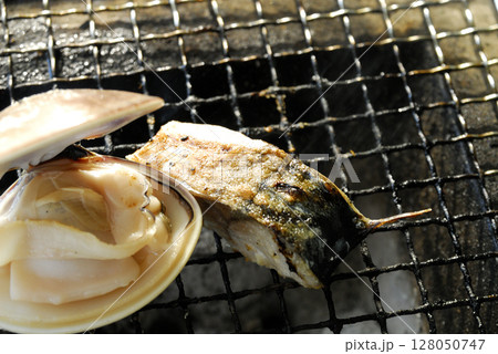 七輪で楽しむ食事 128050747