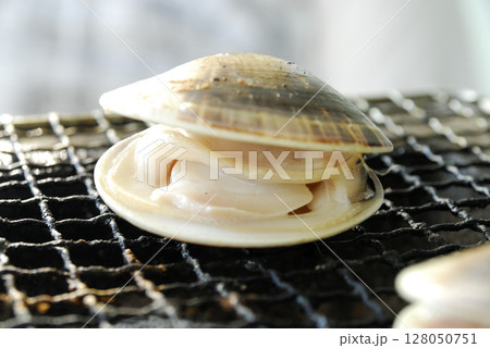 七輪で楽しむ食事 128050751