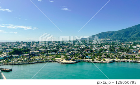 クルーズ船でいくドミニカ 128050795