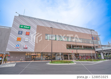 駅直結の商業施設「ららテラス北綾瀬」の外観とテナント看板（東京・足立区） 128051025