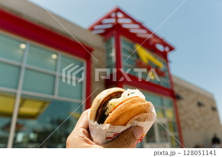 IN-N-OUTのハンバーガー IN-N-OUTのハンバーガー 128051141