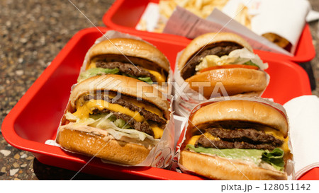 IN-N-OUTのハンバーガー IN-N-OUTのハンバーガー 128051142