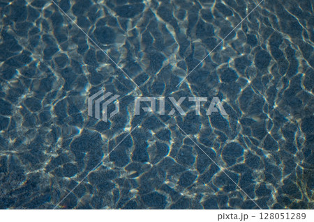 透明な海の水面 透明な海の水面 128051289