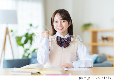 自宅で勉強をする女子高生 自宅で勉強をする女子高生 128051615