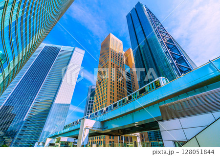 日本の東京都市景観7月4日。汐留シティセンターや電通本社など汐留のオフィスビル群を望む 128051844