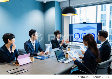ミーティングするビジネスパーソン 128052085