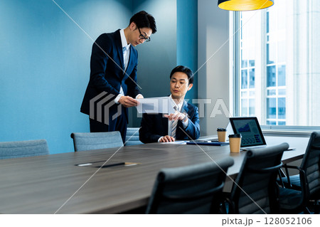 打ち合わせするビジネスマン 128052106