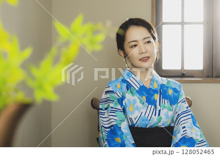 窓辺の浴衣の女性　 128052465