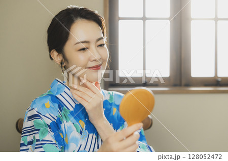 窓辺の浴衣の女性　 128052472