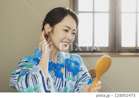 窓辺の浴衣の女性　 128052473