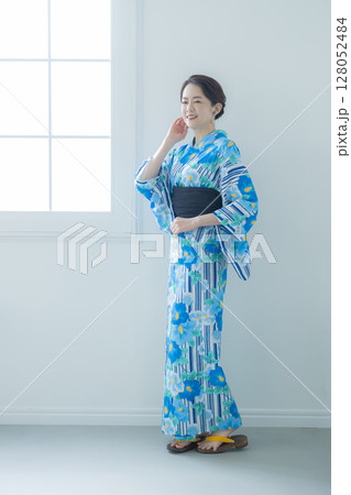 窓辺の浴衣の女性　 128052484