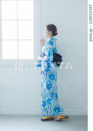 窓辺の浴衣の女性 窓辺の浴衣の女性 128052487