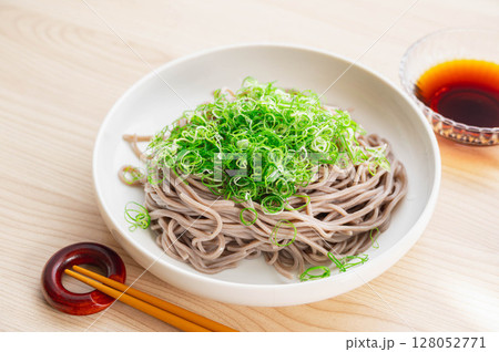 刻みねぎをたくさん乗せた蕎麦 刻みねぎをたくさん乗せた蕎麦 128052771