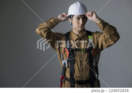 フルハーネスを創薬した作業員の男性 　  128052838