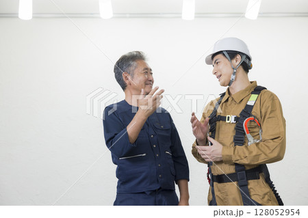 フルハーネスを装着した作業員の男性　　 128052954