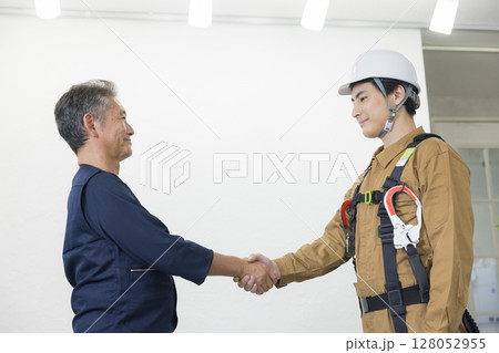 フルハーネスを装着した作業員の男性 フルハーネスを装着した作業員の男性 128052955