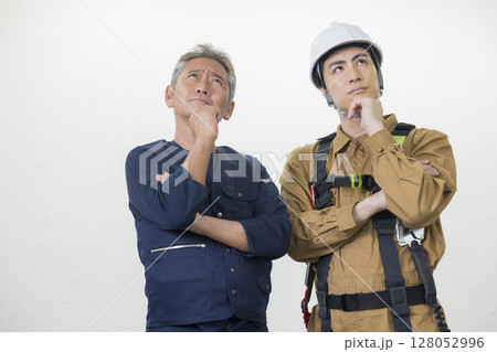 フルハーネスを装着した作業員の男性 フルハーネスを装着した作業員の男性 128052996